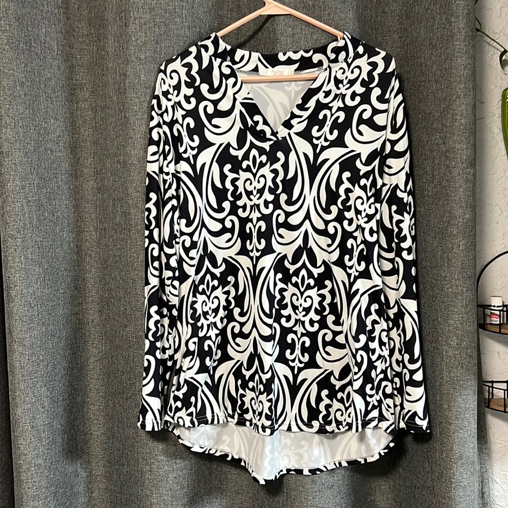 XXL gently used ,long sleeve black and white damask print blouse
